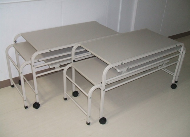 床に設置されたキャスター付きの白色の配膳台の写真