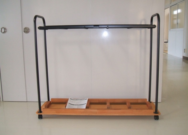 廊下に設置されたキャスター付きの黒い運搬台の写真