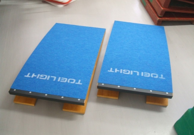 床に設置された2台の青い踏み台の写真