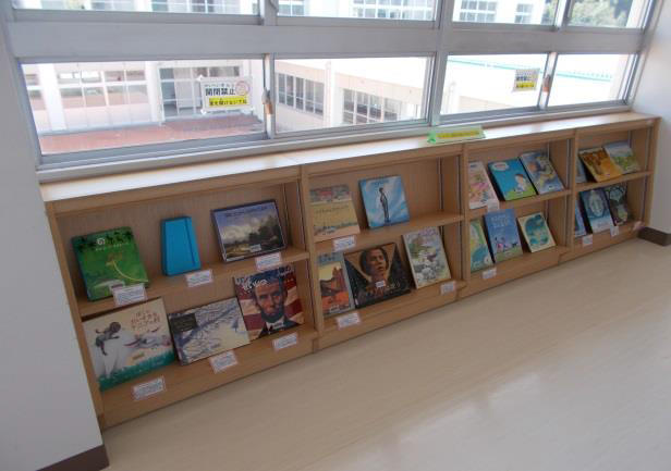 いろんな本が並べられた本棚の写真