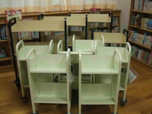 2種類の形の違う書架が置かれている写真