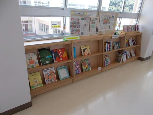 多くの本が2段の本棚に並んでいる写真