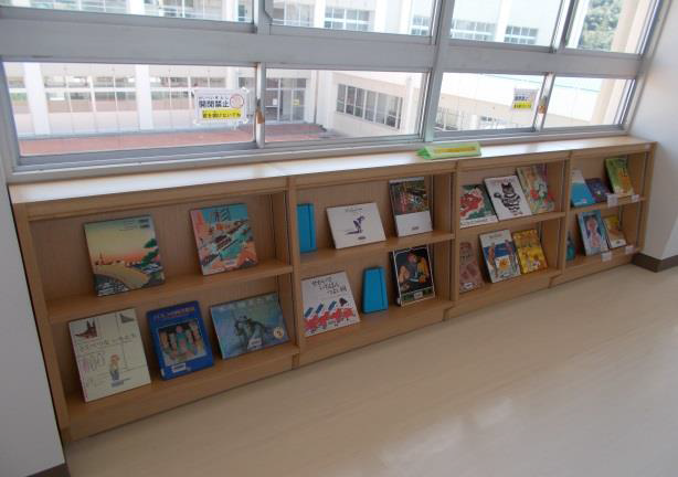 窓際に設置された2段の本棚の並んでいる写真