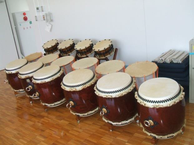 様々な和太鼓が置かれた写真