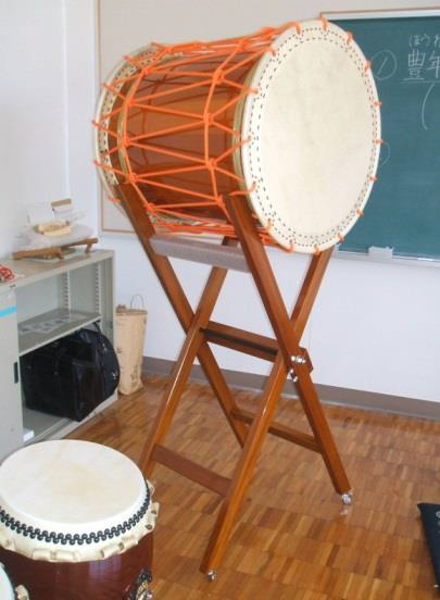 床に置かれた和太鼓と台座の上にある和太鼓の写真