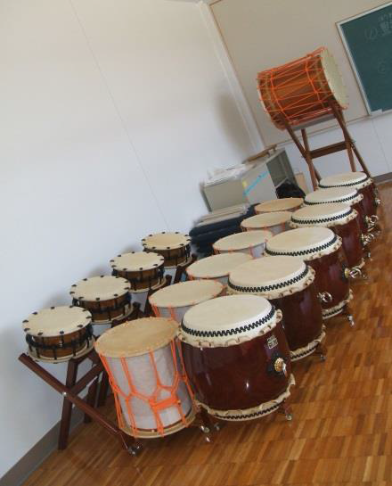 様々な和太鼓がたくさん置かれた写真