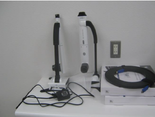 机に置かれている白いカメラの写真