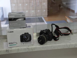 石の棚の上に置かれたカメラの写真