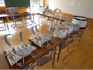 机の上に並べられた太鼓や鉄琴楽器の写真