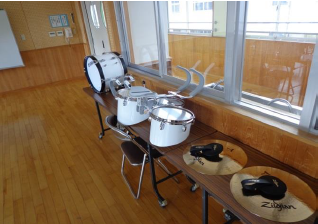 机の上に並べられた太鼓やシンバルの写真