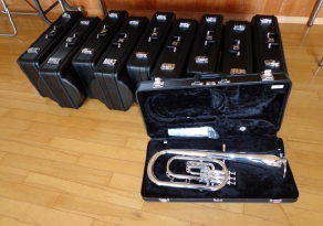 黒いケースに入ったユーフォニアムの写真