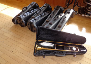 黒いケースに入ったトロンボーンの写真