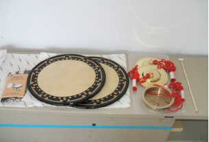 机の上に置かれた丸い板と赤い紐の写真