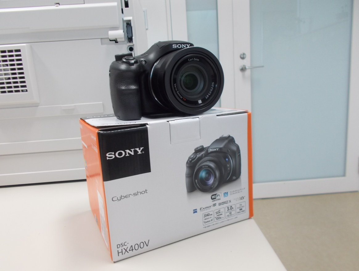 白い机の上に置かれたソニーのデジタルスチルカメラの写真