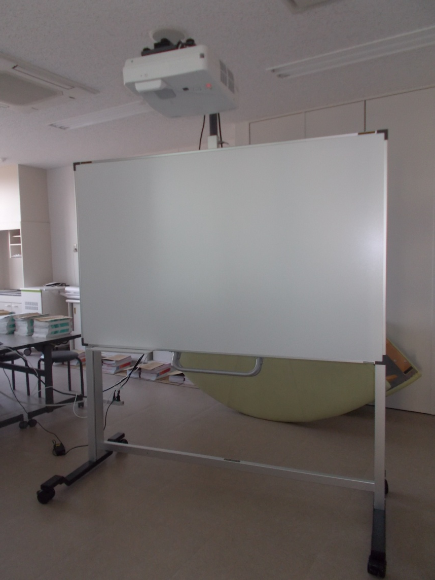 教室に設置された白い電子黒板の写真