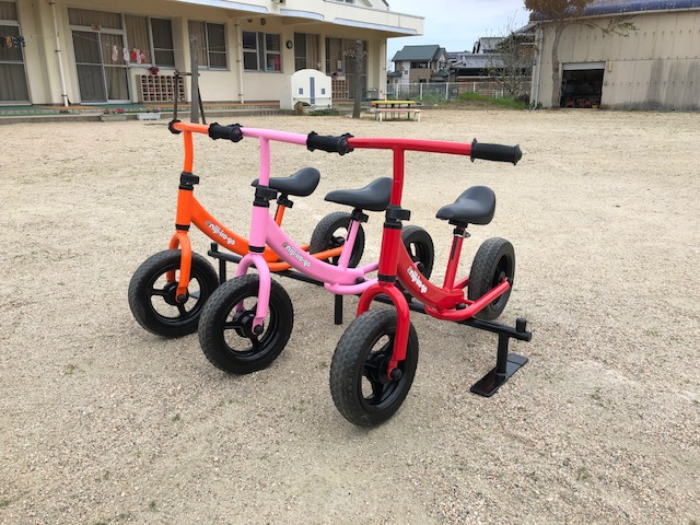 グラウンドに並べられた3台の二輪車の写真