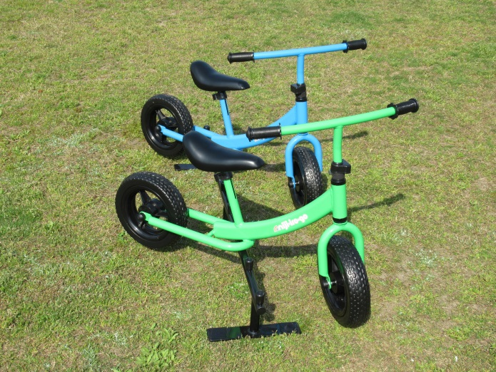 屋外に並べられた2台の二輪車と二輪車スタンドの写真