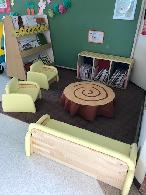 園内に設置された小さいサイズのソフトチェアとソフトソファの写真