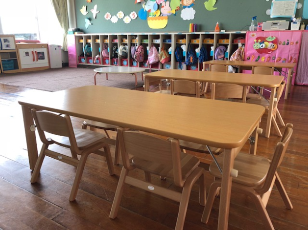 園内に設置された幼児用テーブルと椅子の写真