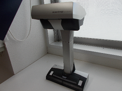 窓際に置かれた比較的小型のプロジェクターの写真