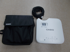 CASIOのロゴがあるプロジェクターと専用布ケースの写真