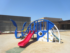 くじらのようなイメージのやや小さいすべり台の写真