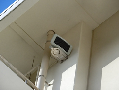 屋外の天井に設置されたスピーカーの写真