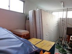 体育倉庫にあるマットが立てかけられている写真