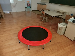 赤い外枠のジャンピングシェイプが置かれている写真