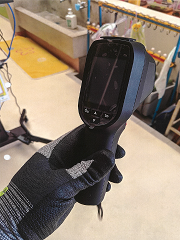 画面の大きい黒い検温機の写真