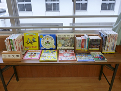 山岸文庫と書かれた机に置かれたたくさんの本の写真