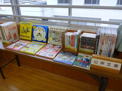 立川文庫と書かれた看板の横に並べられた本の写真