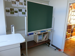 部屋の隅に置かれた移動型の黒板の写真