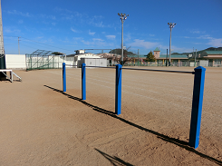 青色の支柱の鉄棒が設置されている写真