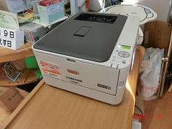 机の上に置かれた白いプリンターの写真