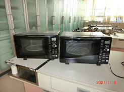 台の上に置かれた2台の黒いレンジの写真