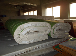 体育倉庫に畳まれた2枚のマットの写真