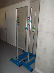 青い足の走り高跳びスタンドの写真