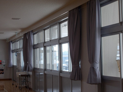 部屋にあるカーテンがまとめられている写真