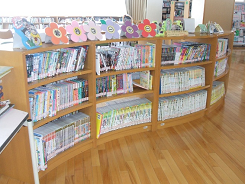 本がたくさん入った３段の曲がった本棚の写真