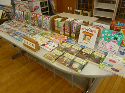 絵本やいろんな本が並べられた写真