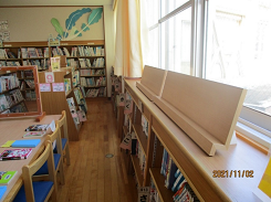 窓際に置かれた卓上書籍展示台の写真