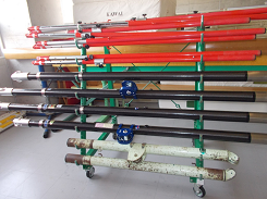 赤色や茶色のバレーボール支柱が置かれている写真