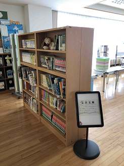 立川文庫と書かれた奥に設置された本棚の写真