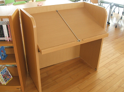 天板が斜めになっている机の写真