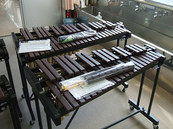 木琴楽器が2台並んでいる写真