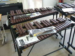 袋に入ったバチが置いてある木琴楽器の写真