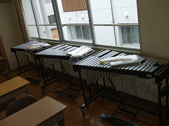 窓の前に並んでいる3台の木琴楽器の写真