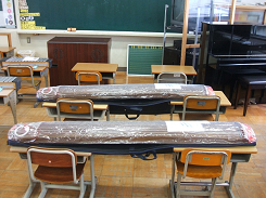 机の上に置かれた2台の琴の写真