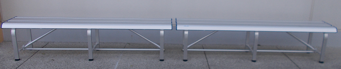 銀色のアルミベンチが2台置かれている写真